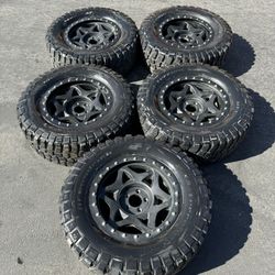 Jeep Original 20” Walker Evans Wheels And 35” BFGoodrich KM2 Mud Terrain Tires Off-road 