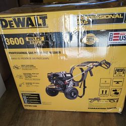 New DeWalt 3600psi.   2.5gpm Cold Water Gas Professional Pressure Washer With Honda Engine 