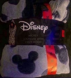 Women’s Brand New With Tags Medium Disney Cozy Mickey Lounger With Hood