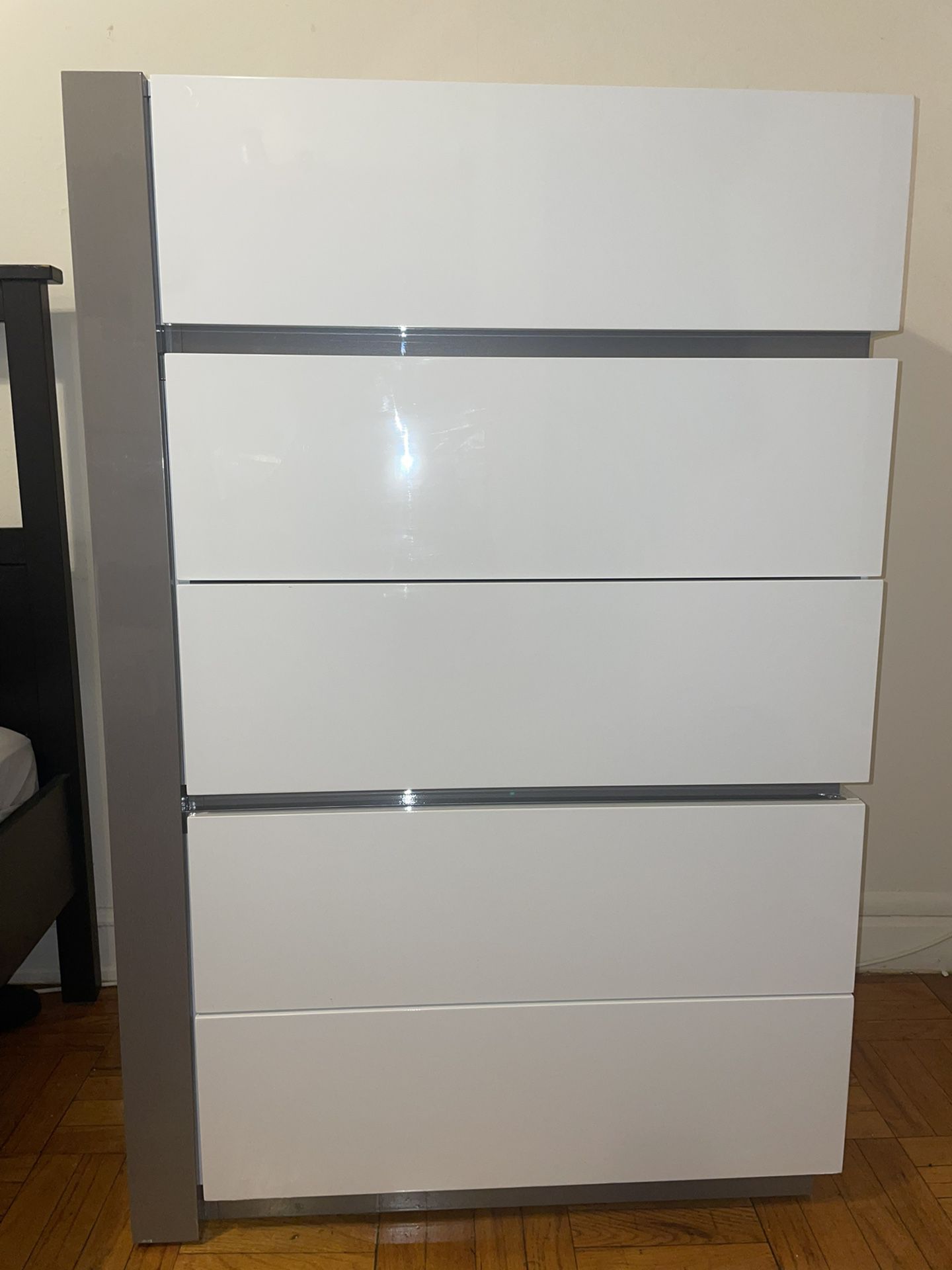 Vertical White Dresser Grey Trim (5 Drawer)