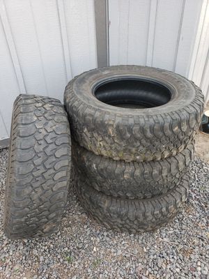Photo 4 mud terrain tires. 255 75 17 off Jeep Rubicon