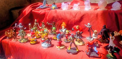 42 Nintendo Amiibos with 6 different plates