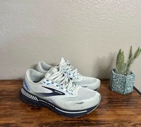 Brooks Adrenaline GTS 23 women size 10