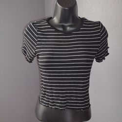 Wild fable black and white striped T-shirt size small
Scalloped sleeves & bottom edge
