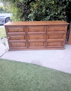 Antique Nine Drawers Dovetail Solid Mahogany Henredon Excellent Condition 69" W X 32 1/2" T X 20" D