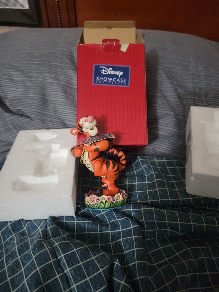 Disney Showcase Figurine (Tigger)