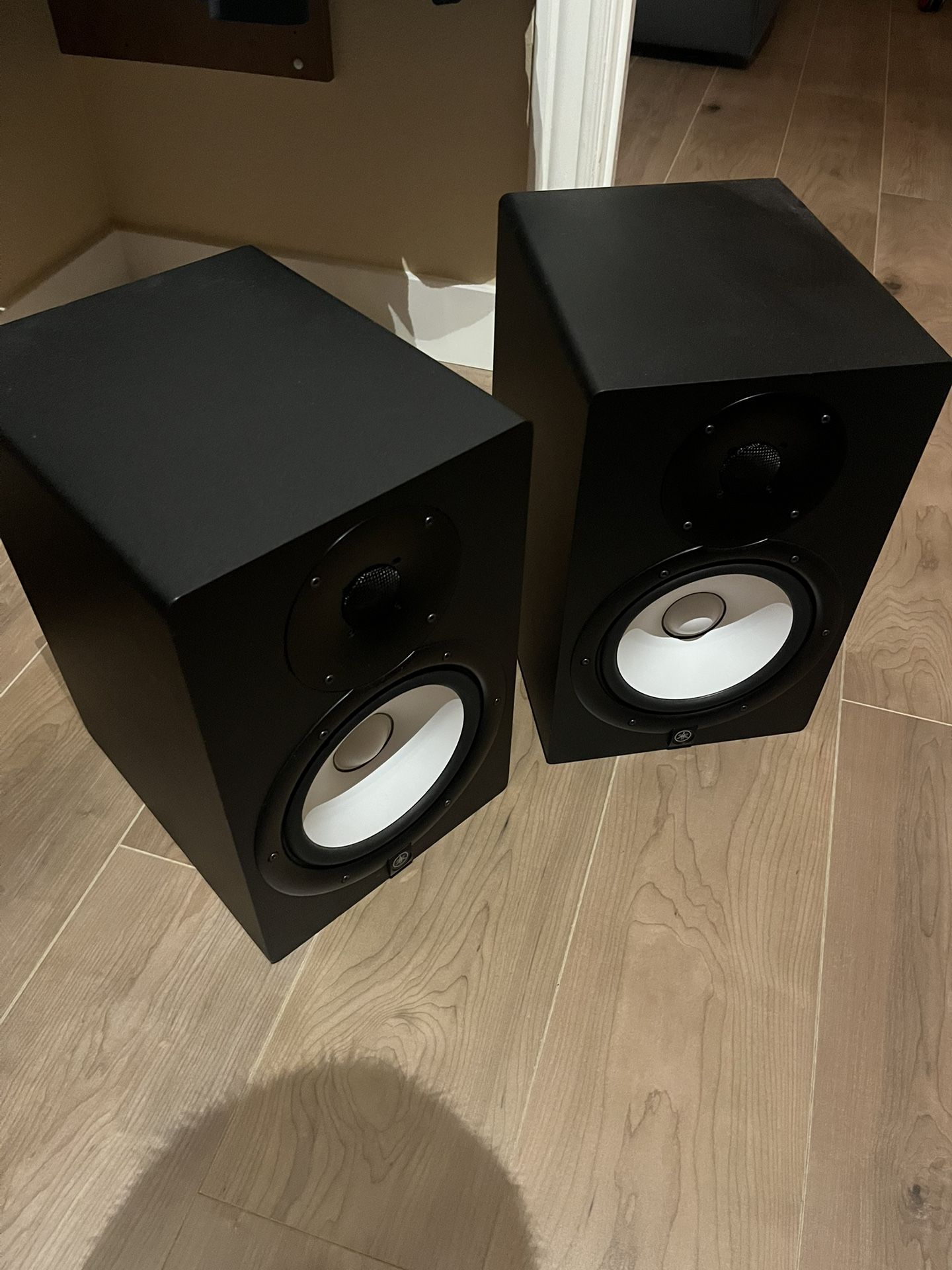 YAMAHA HS8 8-Inch Speakers 