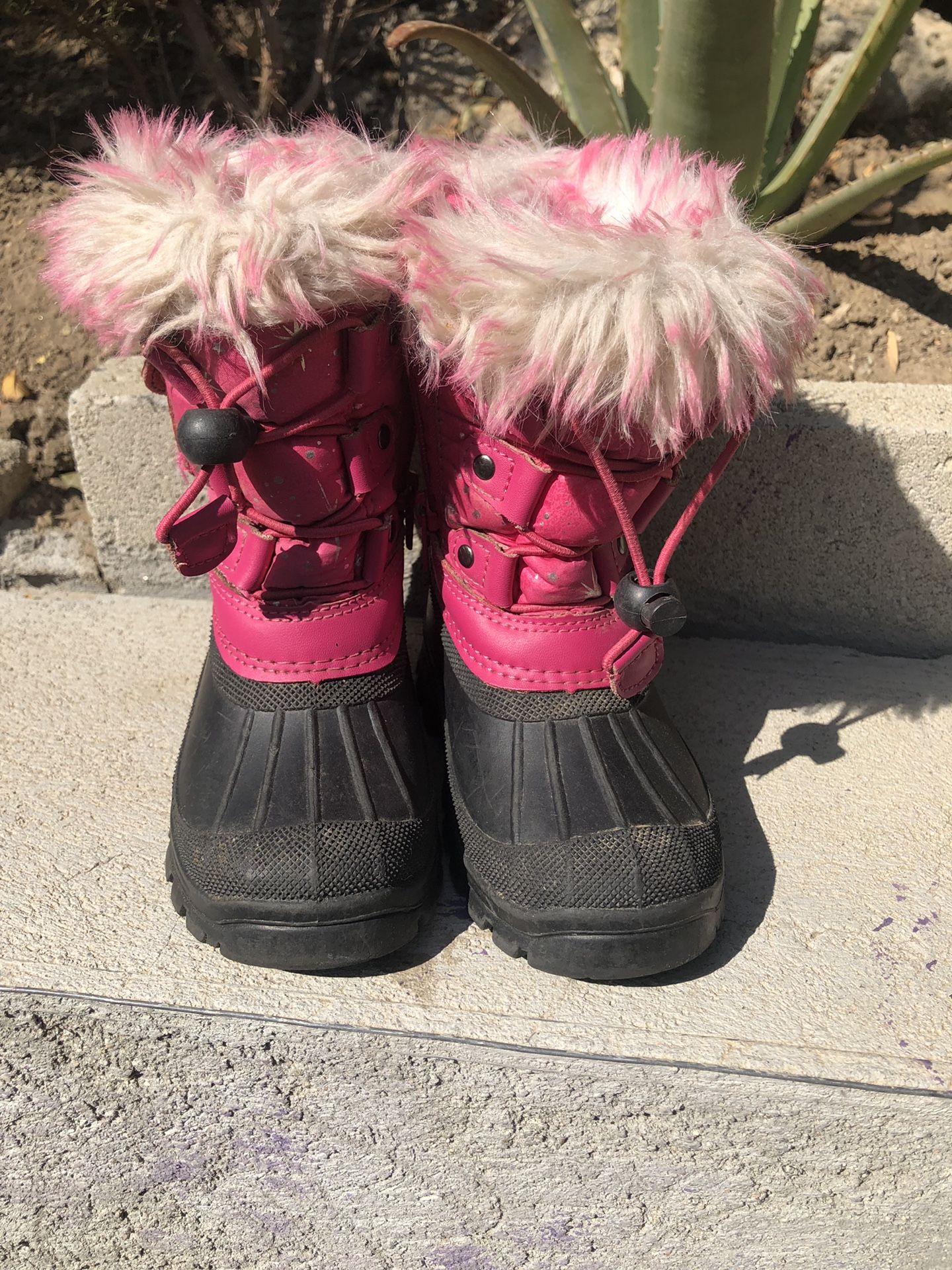 Snow girls boots zise 9 toddlers