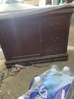 Dresser With Mirror. Beautiful And In Great Condition