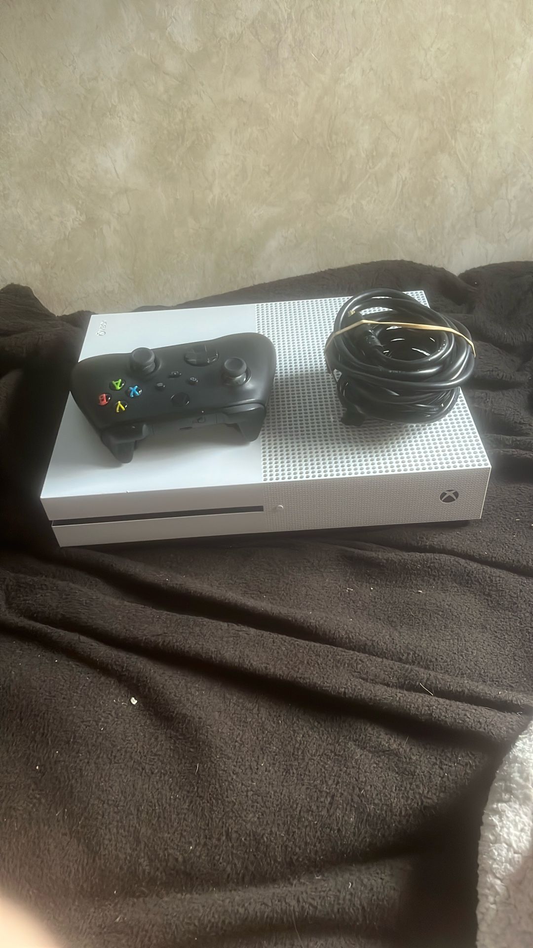 Xbox 1 S Come With Cords & Controller
