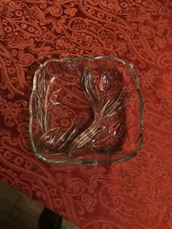 Glass bowl with flower design made of glass