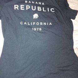 New..Navy Size L T shirt Banana Republic 