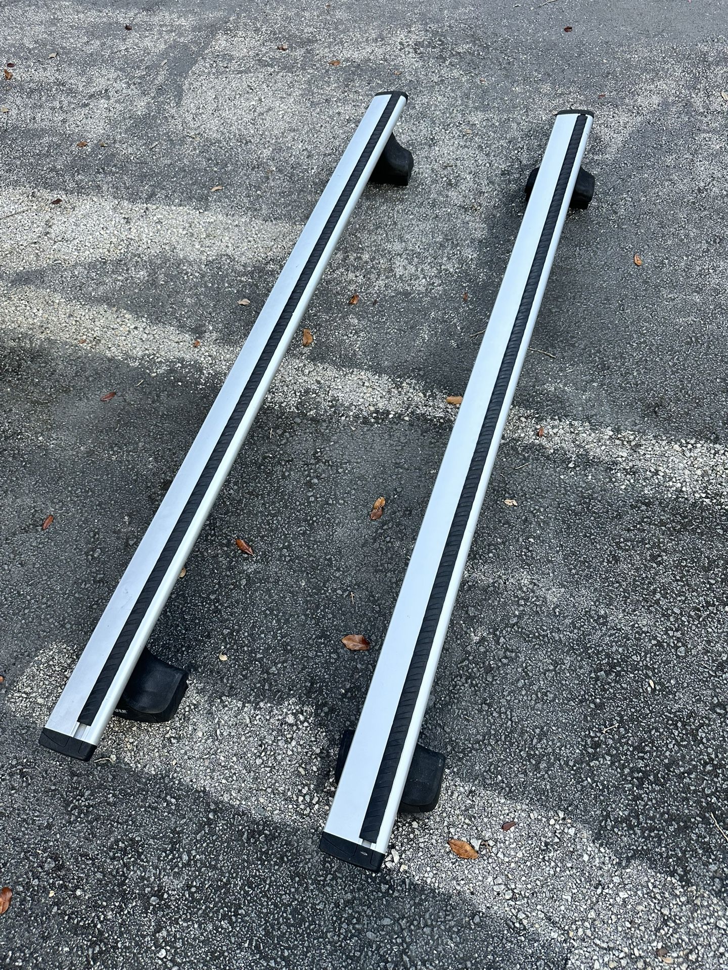 Thule Crossbars (Evo 60”) with 480 Traverse Foot Pack.