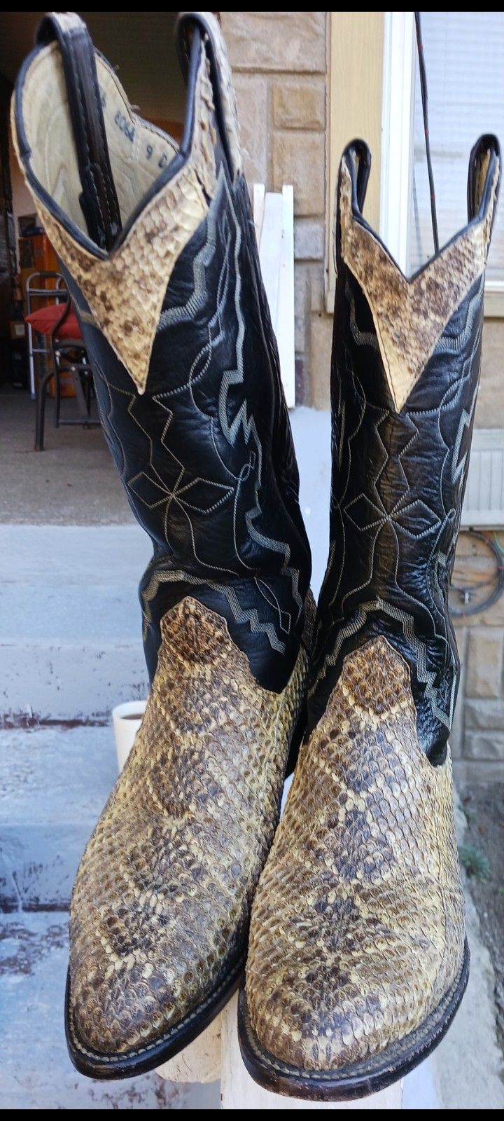 MEN'S PAIR OF WISEMAN'S WESTERN LEATHER & PYTHON BOOTS SIZE 9D W/DUST BAG ORIG PRICE NEW WAS $350