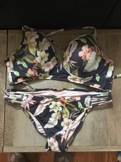 Practically new 34 DD Bikini top and size large bottoms