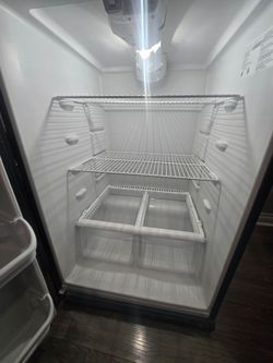 Frigidaire 18 cu ft top freezer refrigerator
