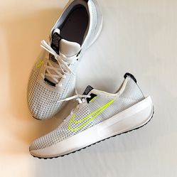 Nike Interact Run - Size 12