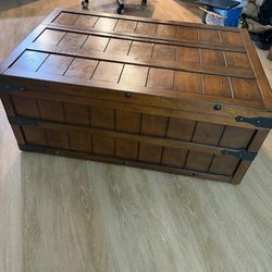 Living Room Trunk 40’inch long  ( 27’ inch wide )