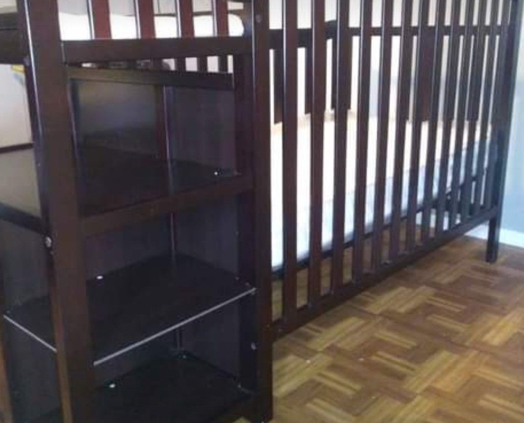 Convertible crib with changer