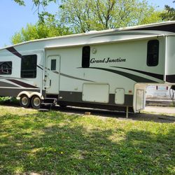 2007 5th Wheel Grand Junction located in Hutchinson, Minnesota 