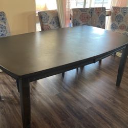 Dinning Table / Free Chairs 