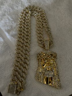 Gold Chain & Jesus Piece