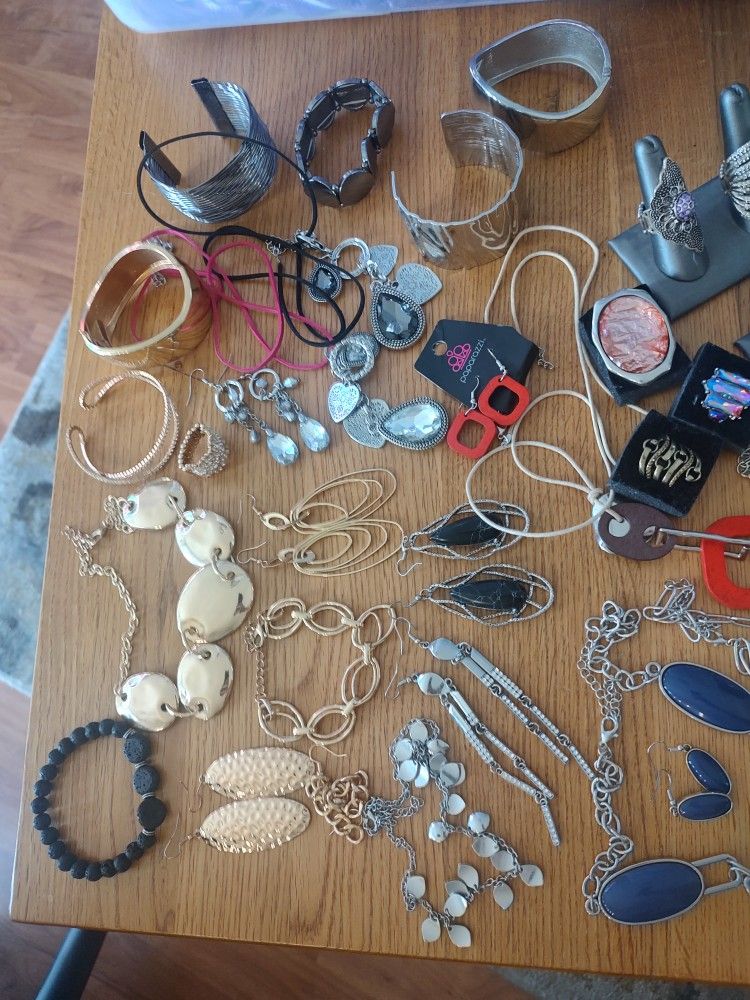 Paparazzi Fashion Jewelry $15 Lots (Some Opened And Some Unopened)