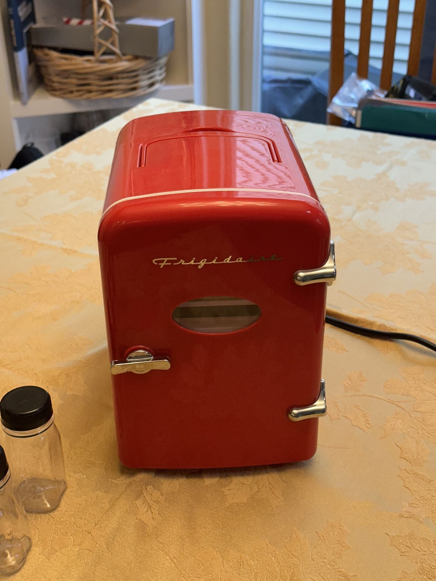 Mini Frigidaire Drink Or Make-Up Fridge w/9 Bottles - Red