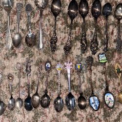 26 Vintage Collectable Spoons 