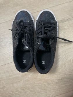Black tennis shoes