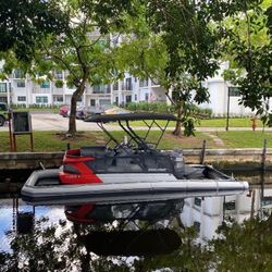 2023 Sea-Doo 18 ft. Switch Cruise 170 hp. Only 145 Hours