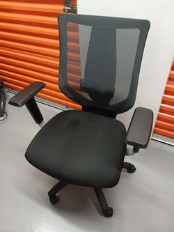 Ergonomic Mesh Back Office Chair – Adjustable Arms, Rolling Base