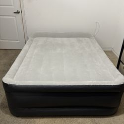 Inflatable mattresses (Queen Size) Built in pump and USB port 