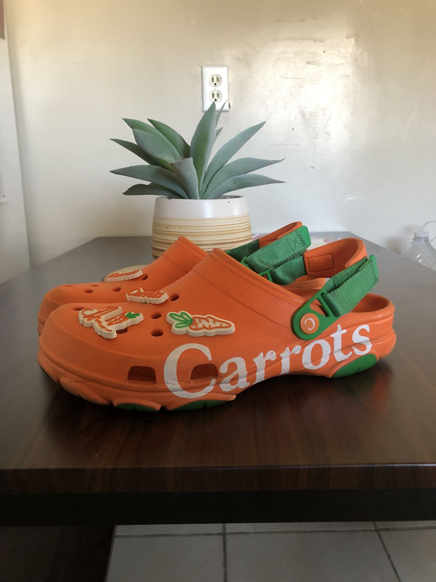 Anwar Carrots x CROCS • Size 9MEN