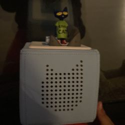 Tonie box  speaker with Pete the cat tonie (charger included)