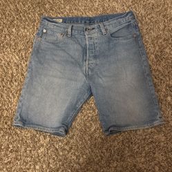 Men Levi’s 501 jean shorts