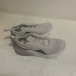 Nike Women’s shoes US 2Y Size -USED See Photos