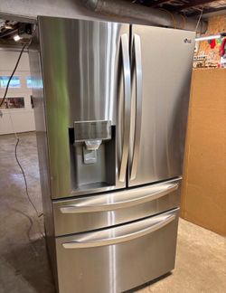 LG Refrigerator With Dual Ice Makers