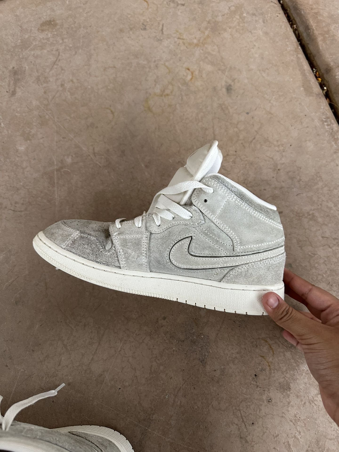 Jordan’s 1 Mid Grey/ White Size