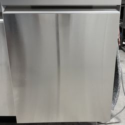 24” Samsung Top Control Smart Dishwasher w/StormWash+44dBA