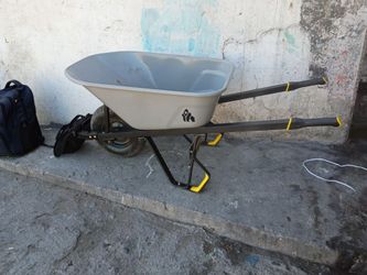 Gorilla heavy duty wheel barrel used one time