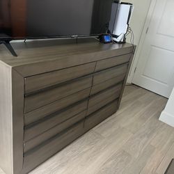 Sleek Zurich Gray Dresser - Elegant Design with Ample Storage!