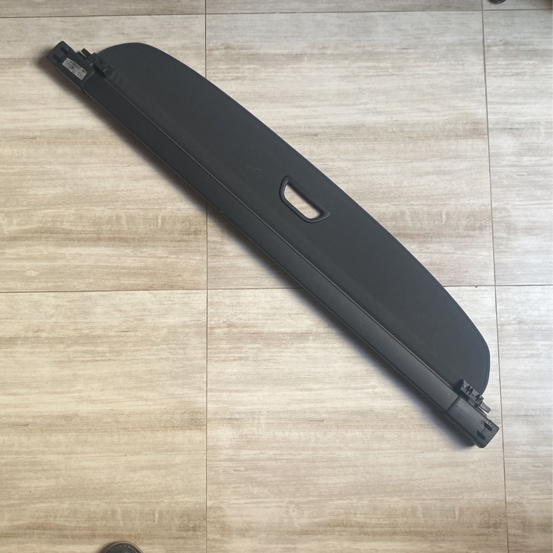 Mercedes Benz GLC 300 retractable cargo cover