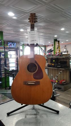 YAMAHA ACOUSTIC GUITAR