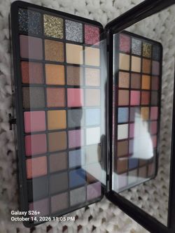 Large Eyeshadow Palette with Mirror