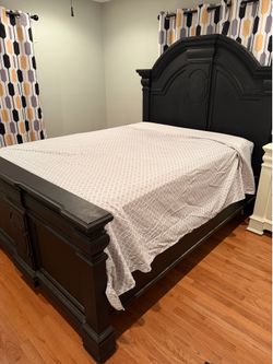 Luxury Queen Bed Frame – Solid Wood