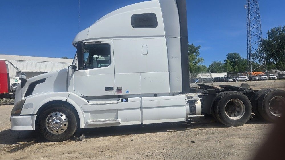 2010 Volvo VNL Sleeper Truck Tractor