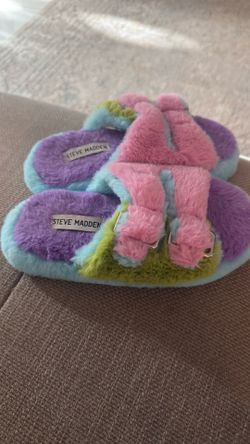 Steve Madden Girls Fuzzy Rainbow Buckle Slide Slippers Size 2/3 Little Kid Plush