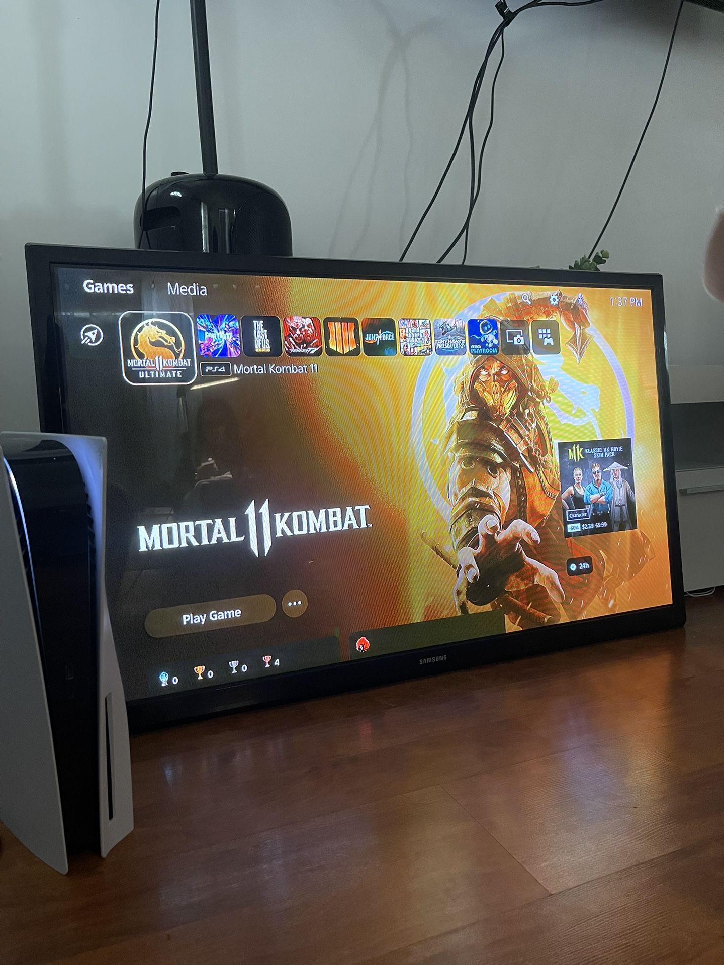 Samsung 39 Inch Flatscreen Tv(Comes With Tv Stand And Mount Already On Back)