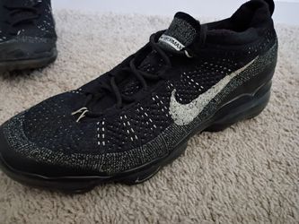 Black Vapormax 9.5  used